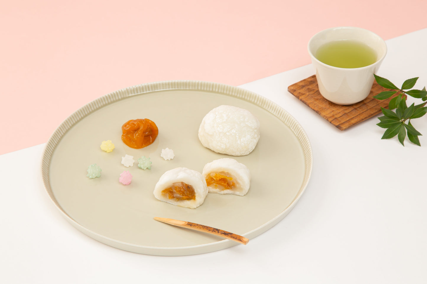 フルーティーな梅の果肉を上品な甘さの白あんで包み込む「梅大福」